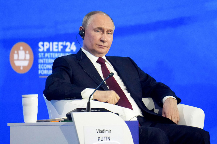 Tổng thống Nga Vladimir Putin nói về vũ khí hạt nhân tại diễn đàn kinh tế ở Saint Petersburg ngày 7-6 - Ảnh: AFP