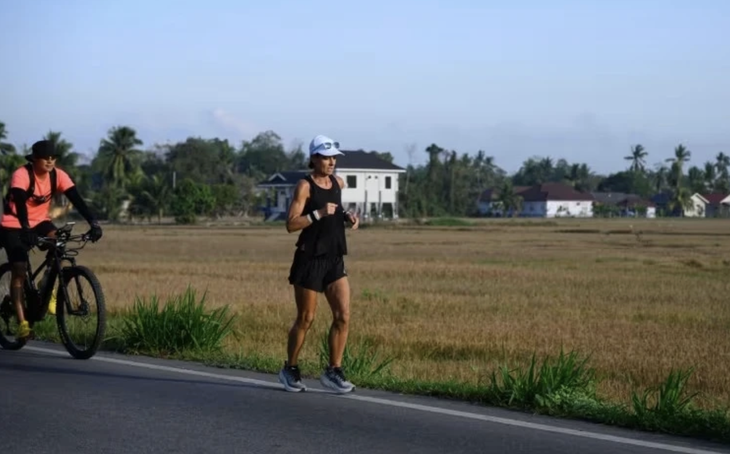 Dù chạy bộ một mình, nữ runner vẫn có sự hỗ trợ của một ê kíp. 