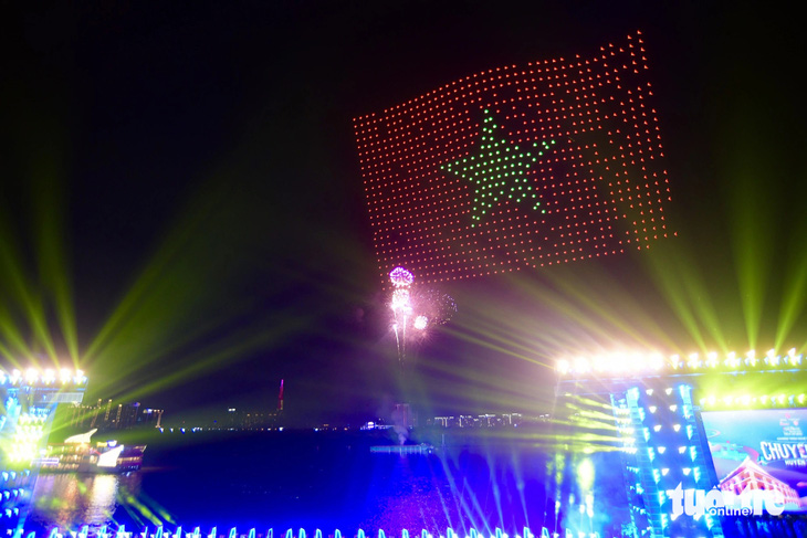 Lá cờ Việt Nam được vẽ bằng drone trên bầu trời TP.HCM - Ảnh: QUANG ĐỊNH