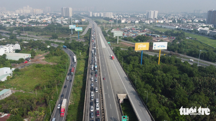 Dòng xe kẹt kéo dài từ nút giao thông An Phú đến trạm thu phí Long Phước - Ảnh: MINH HÒA