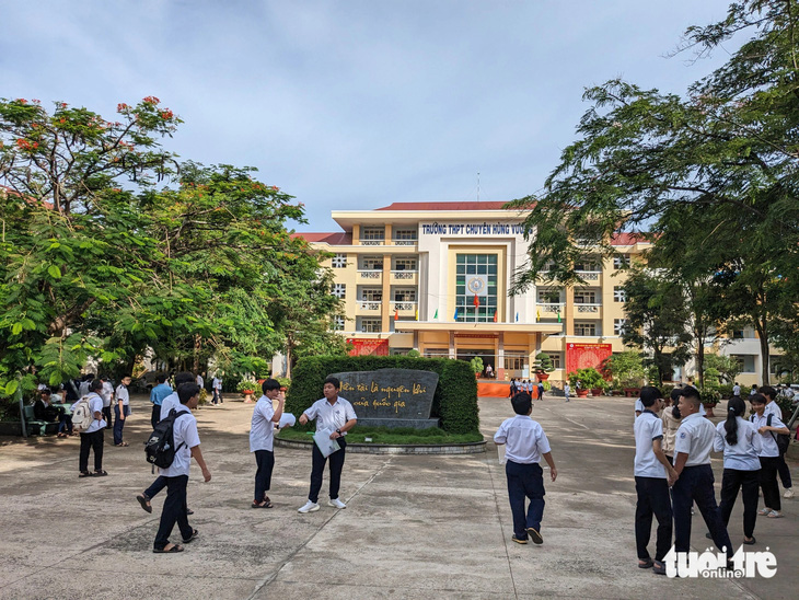 Những thí sinh ra sớm trong buổi thi tại Trường THPT chuyên Hùng Vương chiều ngày 8-6 - Ảnh: TẤN LỰC 