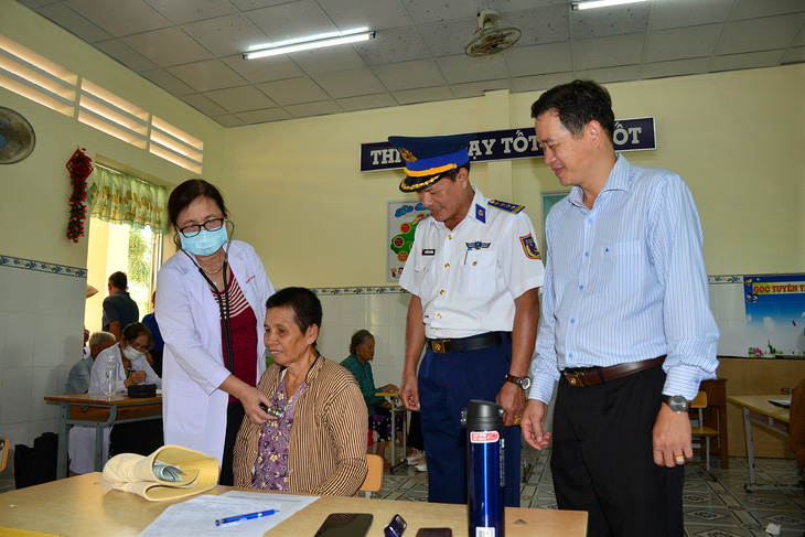 Người dân có hoàn cảnh khó khăn ở huyện Cù Lao Dung (Sóc Trăng) được khám và cấp thuốc miễn phí - Ảnh: KHÁNH NHÂN