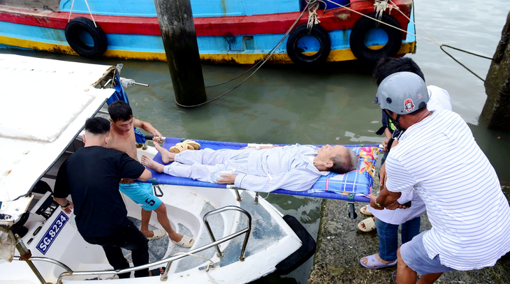 Một bệnh nhân ở xã đảo Thạnh An được đưa đi cấp cứu trong hoàn cảnh thiếu thốn phương tiện, thiết bị - Ảnh: DUYÊN PHAN