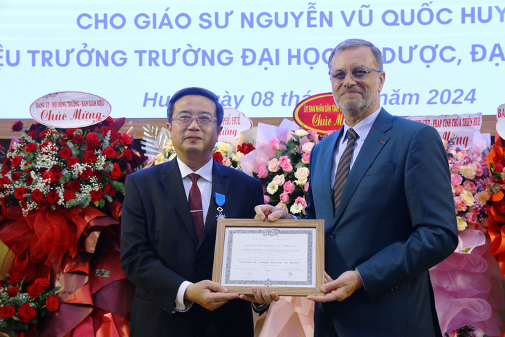 GS.TS Nguyễn Vũ Quốc Huy (trái) nhận Huân chương Công trạng quốc gia của Chính phủ Pháp, tước hiệp sĩ - Ảnh: NHẬT LINH