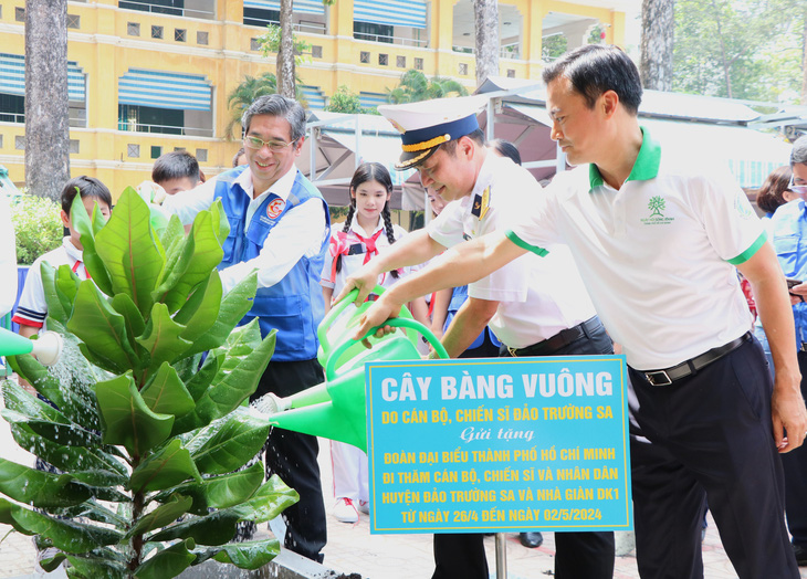 Phó bí thư Thành ủy TP.HCM Nguyễn Phước Lộc (trái) cùng các đại biểu trồng cây bàng vuông tại Trường Hồng Bàng (quận 5) trong khuôn khổ Ngày hội Sống xanh - Ảnh: CẨM NƯƠNG