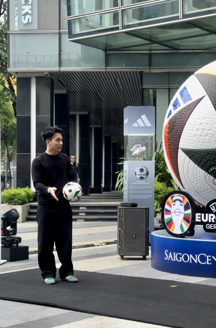 Lộ diện trái bóng Euro 2024 'size khủng' tại Việt Nam- Ảnh 6.