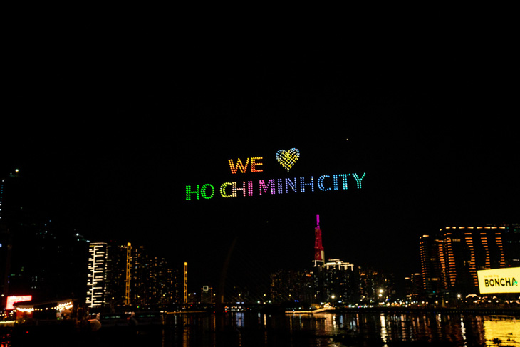 Drone trình diễn ánh sáng nghệ thuật xếp thành các thông điệp của du lịch thành phố - Ảnh: Sở Du lịch TP.HCM