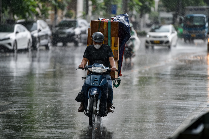 Dự báo chiều tối nay ở khu vực nội thành Hà Nội có mưa dông - Ảnh: NAM TRẦN