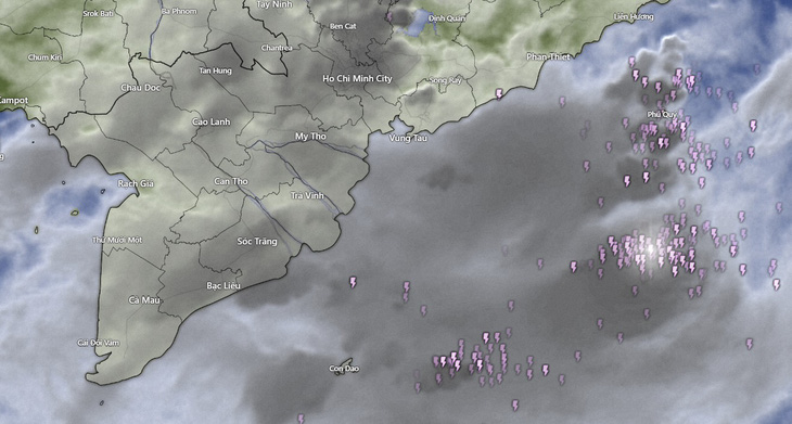 Ổ mây dông ngoài biển đang di chuyển vào đất liền Nam Bộ và sẽ gây mưa to tối nay - Ảnh: WINDY