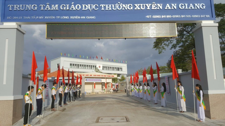 Phụ huynh có con học tại Trung tâm Giáo dục thường xuyên An Giang phản ánh bị ép đóng tiền xây mái che - Ảnh: Website nhà trường