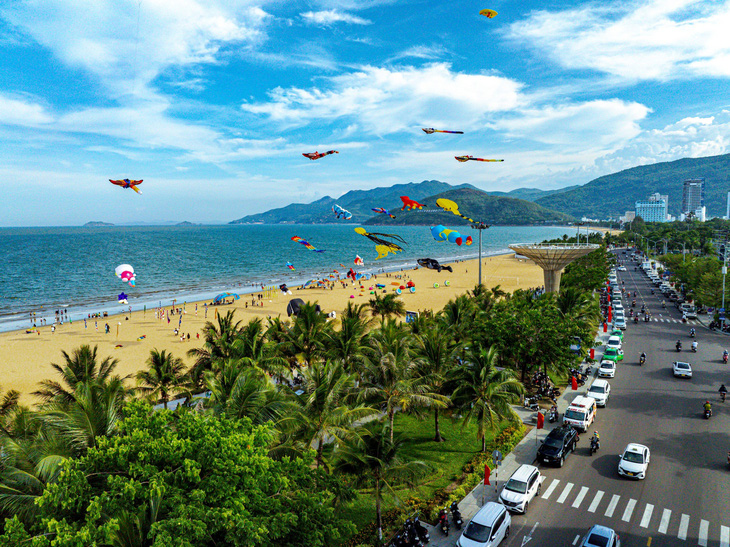 Eine poetisch schöne Ecke der Stadt Quy Nhon mit Drachen, die über dem blauen Meer fliegen – Foto: DUNG NHAN