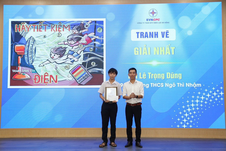 Ông Nguyễn Bình Nam - Trưởng ban Truyền thông EVNCPC - chúc mừng các em học sinh đạt giải