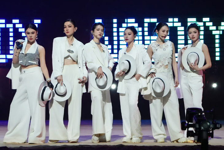 Từ trái qua: các nghệ sĩ Tạ Kim Yến, Viên Á Duy, Trần Hạo Vũ, Vinida, Nicole và Suni Hạ Linh trên sân khấu công diễn 4 chương trình Đạp gió 2024