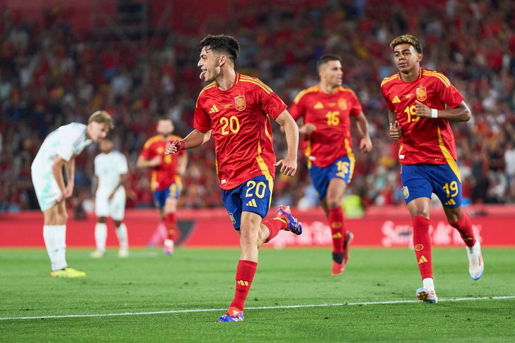 Niềm vui của các cầu thủ Tây Ban Nha sau khi ghi bàn vào lưới Bắc Ireland - Ảnh: TELEGRAPH