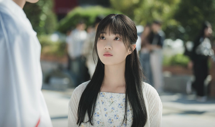 Kim Hye Yoon được đo ni đóng giày cho vai diễn trong Cõng anh mà chạy - Ảnh: tvN