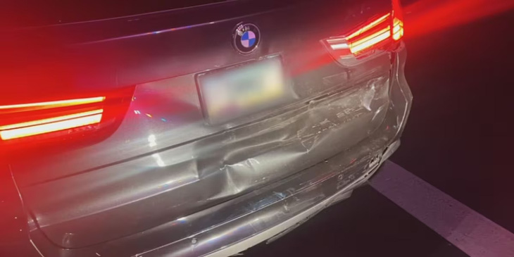 Chiếc BMW X5 sau khi bị tông từ phía sau - Ảnh: AZFamily