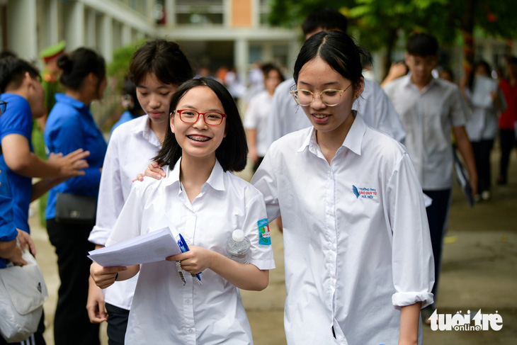 Nhiều thí sinh tại điểm thi Trường THCS Mễ Trì ra khỏi phòng thi môn văn với tâm trạng hứng khởi, vui vẻ - Ảnh: NAM TRẦN