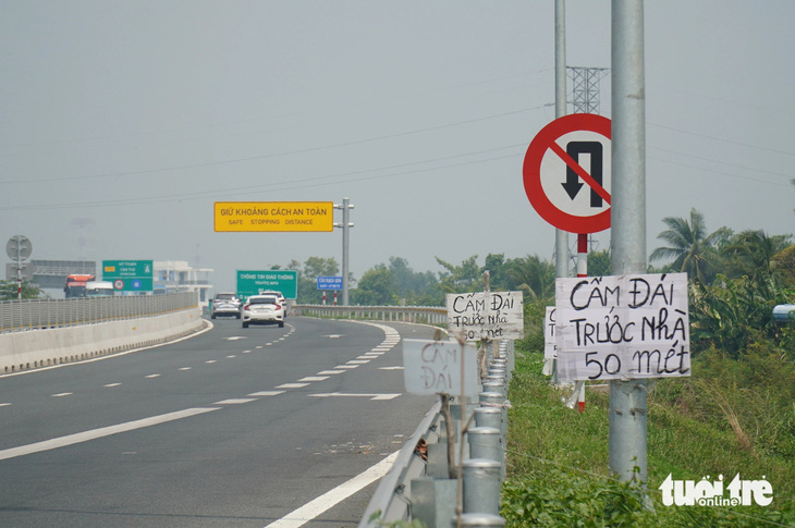 Một loạt biển báo được người dân gắn cặp mé cao tốc, đoạn qua huyện Cái Bè, tỉnh Tiền Giang 