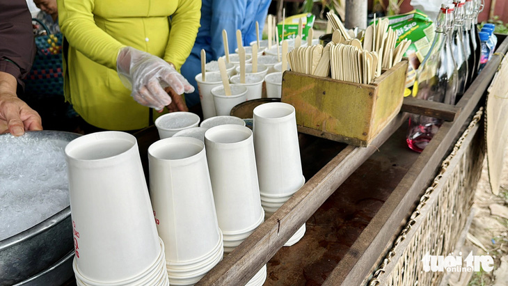 Ly giấy, muỗng gỗ sử dụng tại các gian hàng trong chợ quê