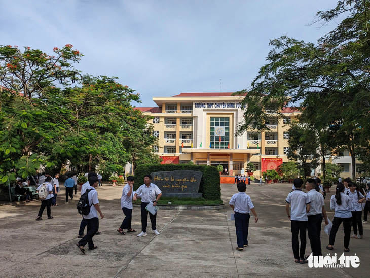 Các thí sinh dự thi vào lớp 10 Trường THPT chuyên Hùng Vương, tỉnh Gia Lai, ngày 8-6 - Ảnh: TẤN LỰC 