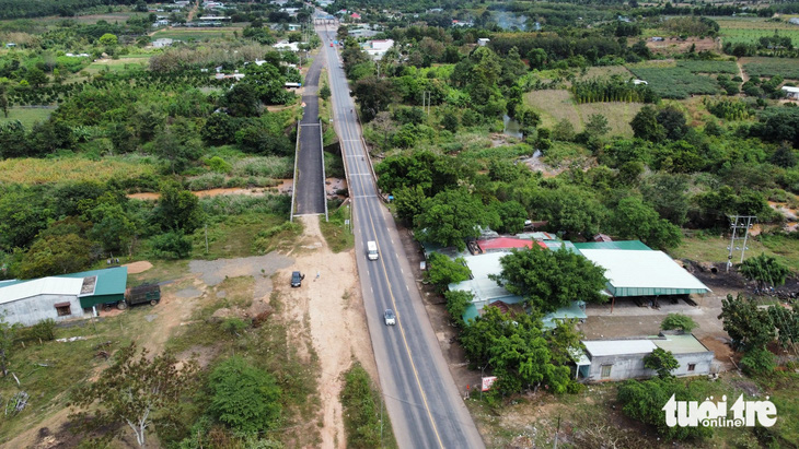 Cầu 110 mới (bên trái) nối Gia Lai và Đắk Lắk trên quốc lộ 14 bỏ hoang gần 6 năm nay - Ảnh: TÂM AN