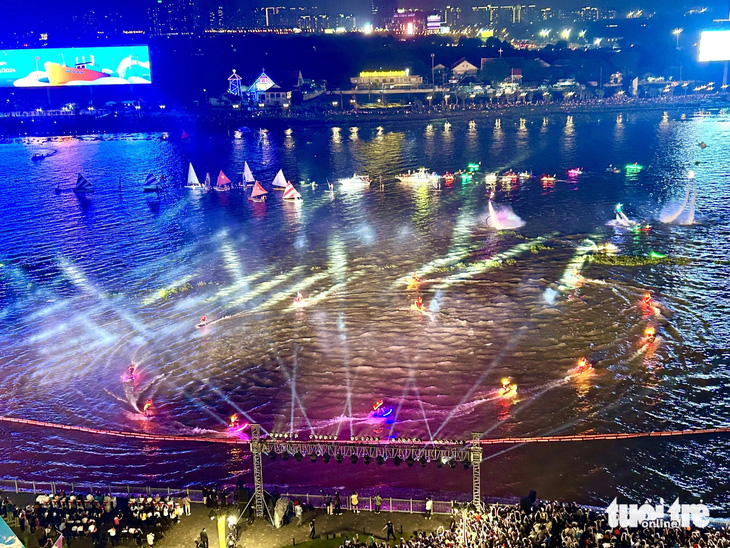 Toàn cảnh màn trình diễn nghệ thuật tạo hình trên không bằng thiết bị bay không người lái (drone), đa sắc màu của hơn 1.100 drone trên sông nước Sài Gòn, mang đến cho người dân và du khách màn trình diễn nghệ thuật đặc sắc - Ảnh: T.T.D.