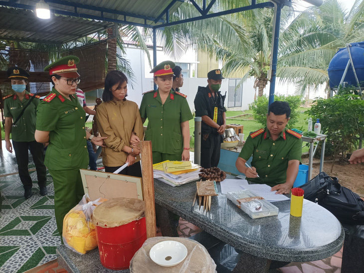 Cơ quan cảnh sát điều tra Công an TP Phan Thiết, tỉnh Bình Thuận khám xét nhà các bị can - Ảnh: Công an Bình Thuận 