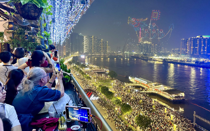 Người dân chen kín bờ sông Sài Gòn ngắm 1.100 drone thắp sáng bầu trời