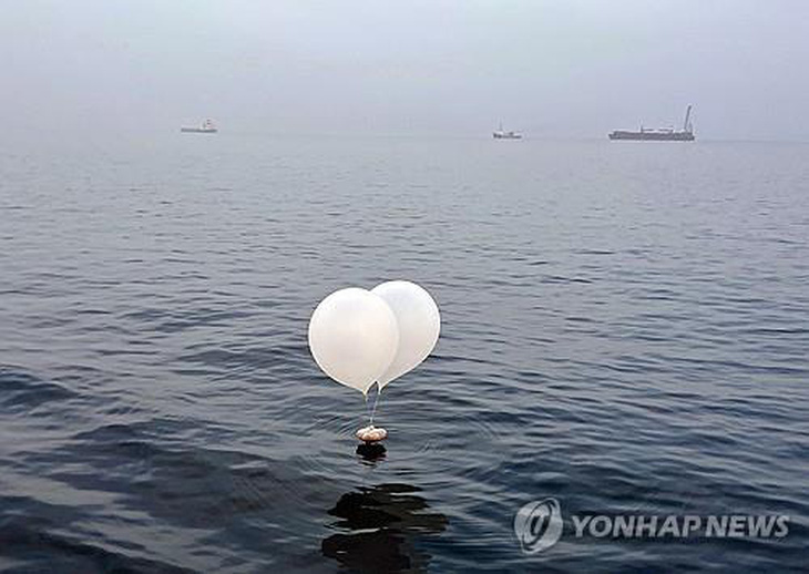 Bóng bay được cho là do Triều Tiên gửi đến, trôi nổi trên biển Hoàng Hải ngày 9-6 - Ảnh: YONHAP