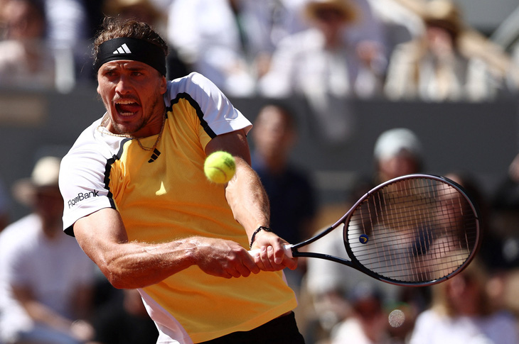 Chung kết Roland Garros (Ván 3): Zverev giành break thứ 2, sắp thắng ván 3- Ảnh 6.