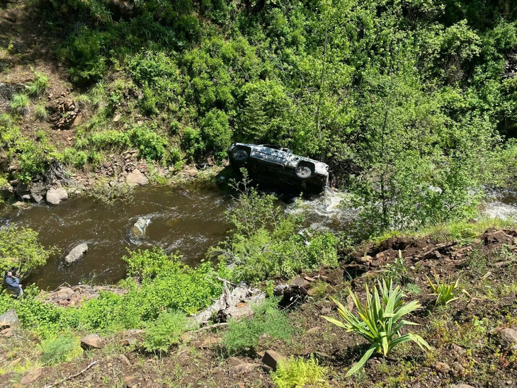 Chiếc xe bị lật dưới vực sâu - Ảnh: Carscoops