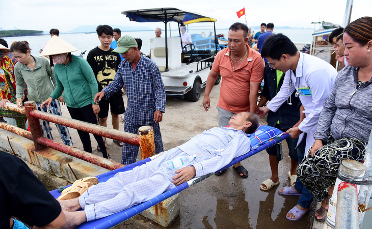 Nhiều người dân, xe ôm ở bến đò sẵn sàng hỗ trợ bệnh nhân và nhân viên y tế khi có ca cấp cứu ở xã Thạnh An, huyện Cần Giờ, TP.HCM - Ảnh: DUYÊN PHAN