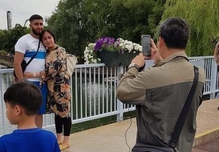 Das Foto fängt den Moment ein, in dem Premierminister Hun Manet Fotos machte, um zwei ausländischen Touristen zu helfen – Foto: Facebook Hun Manet