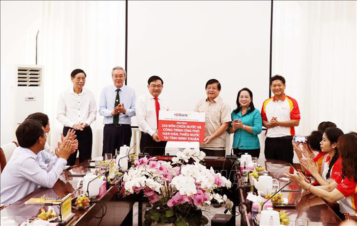 Lãnh đạo Ủy ban MTTQ Việt Nam TP.HCM và các tập đoàn, doanh nghiệp trao tặng kinh phí cho lãnh đạo tỉnh Ninh Thuận triển khai ứng phó với hạn hán - Ảnh: TTXVN