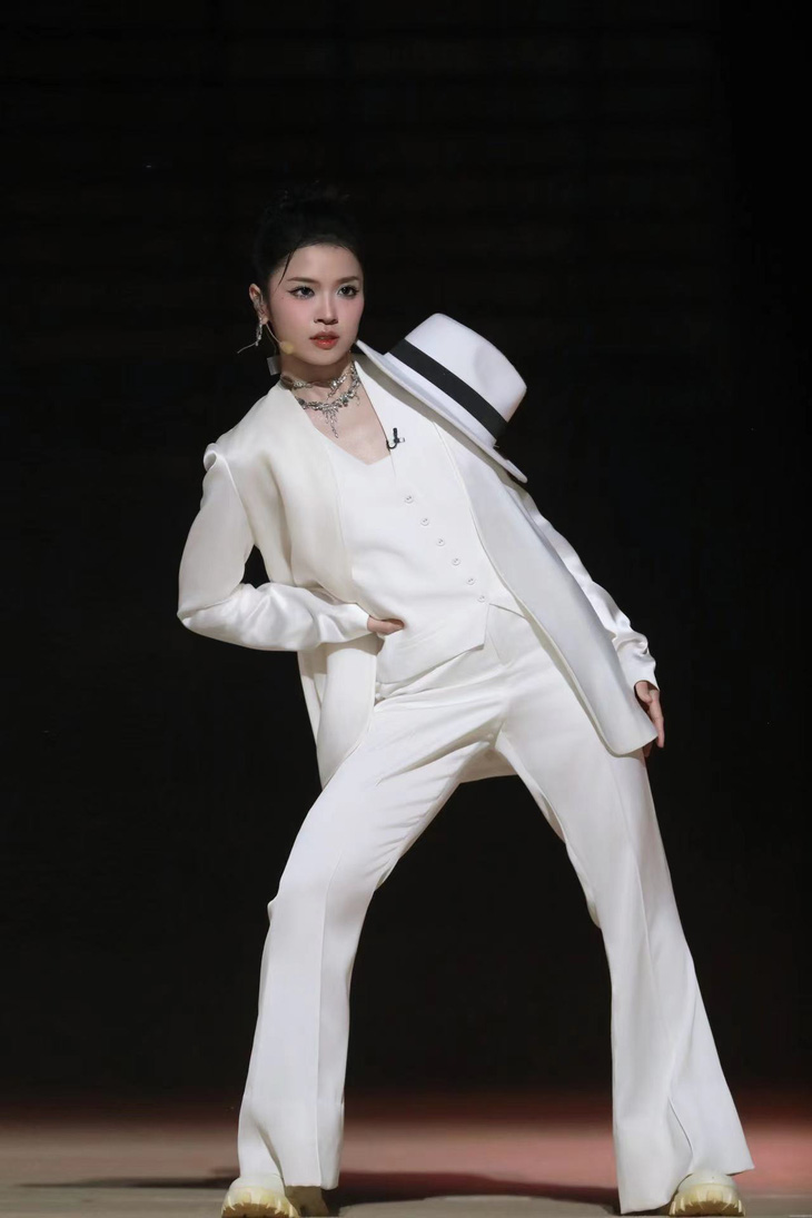 Suni Hạ Linh thay đổi phong cách sau nhiều vòng tại tập 8 chương trình Đạp gió 2024.