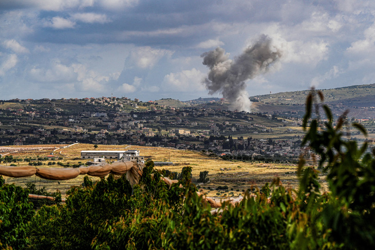 Khói bốc lên ở Lebanon sau cuộc không kích của Israel ngày 8-6 - Ảnh: REUTERS