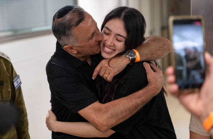 Cô Noa Argamani, 1 trong 4 con tin được cứu sống trong chiến dịch giải cứu tại Dải Gaza vừa qua, ôm chầm lấy cha mình ngày 8-6 - Ảnh: REUTERS