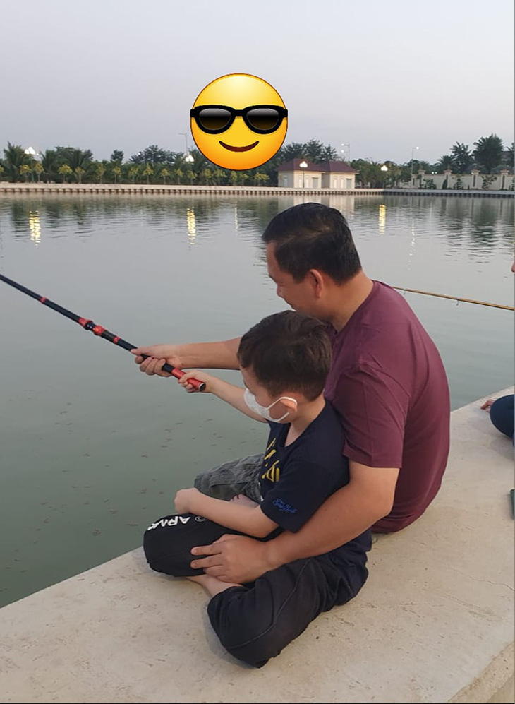 Ông Hun Manet dạy con trai cách câu cá - Ảnh: Facebook Hun Manet