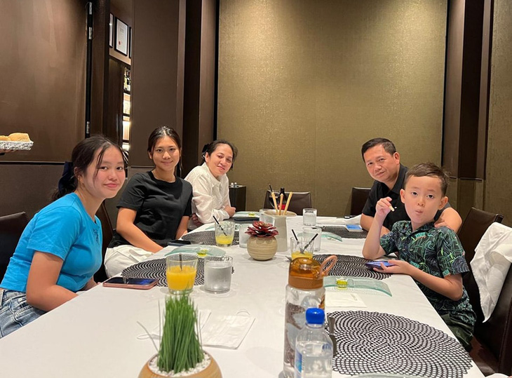 Herr Hun Manet isst mit seinen Verwandten zu Abend – Foto: Facebook Hun Manet