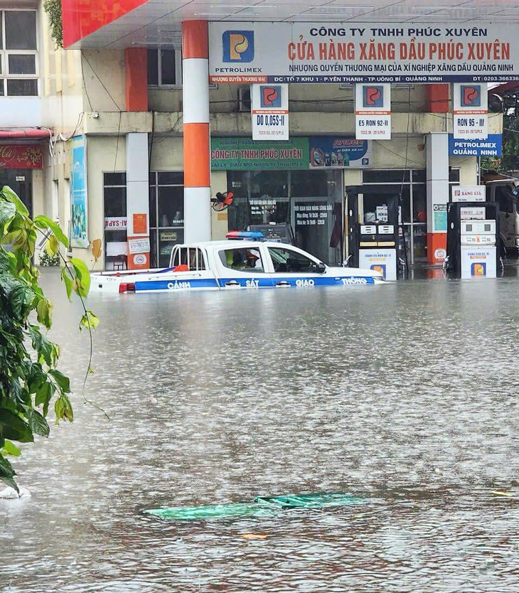 Xe bán tải chuyên dụng của cảnh sát giao thông ngập trong nước tại phường Yên Thanh, TP Uông Bí, tỉnh Quảng Ninh - Ảnh: Facebook Tôi S2 Uông Bí