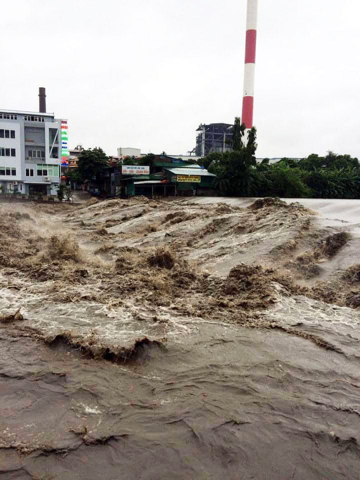 Mưa lớn kéo dài khiến nước sông dâng cao tại tỉnh Quảng Ninh - Ảnh: Facebook Người Quảng Ninh