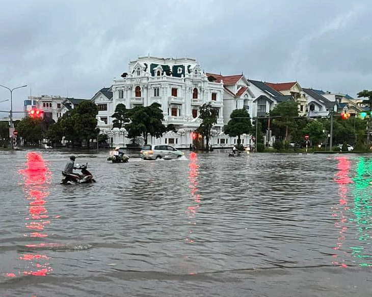 Khu vực tuyến phố trung tâm Lê Hồng Phong, Hải Phòng chìm trong biển nước khiến giao thông qua lại khó khăn - Ảnh: T.THẮNG