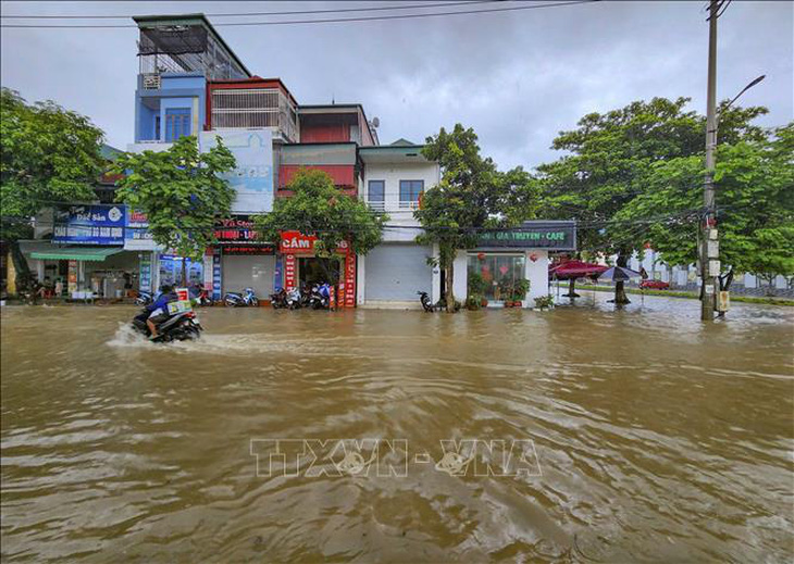 Đoạn đường Trường Chinh ở TP Điện Biên Phủ thành "sông" sau mưa lớn - Ảnh: TTXVN