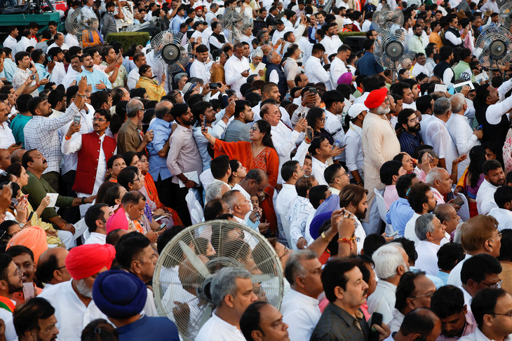 Đông đảo người dân theo dõi buổi lễ tuyên thệ nhâm chức của ông Modi - Ảnh: REUTERS