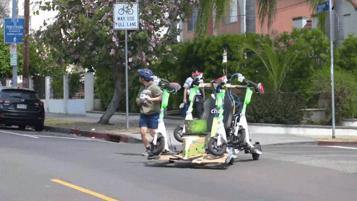 Ô tô tự chế từ 4 chiếc scooter điện quá độc đáo, đi đường ai cũng phải ngoái nhìn- Ảnh 7.
