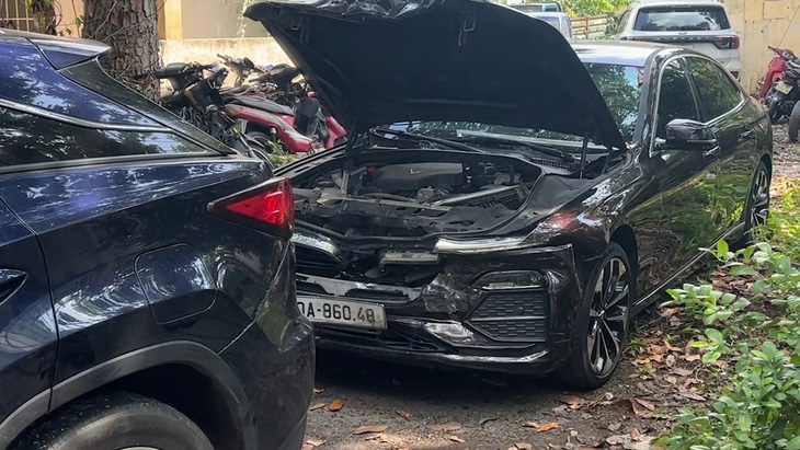 Hình ảnh hai xe ô tô hư hỏng khi cố tình tông nhau - Ảnh: tư liệu tuoitre.vn