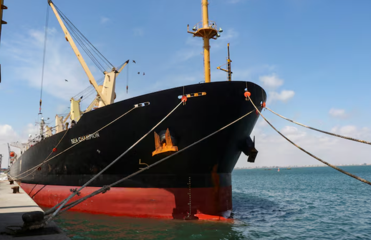 Một tàu hàng cập cảng Aden, Yemen sau khi bị nhóm Houthi tấn công ở Biển Đỏ vào tháng 2-2024 - Ảnh: REUTERS