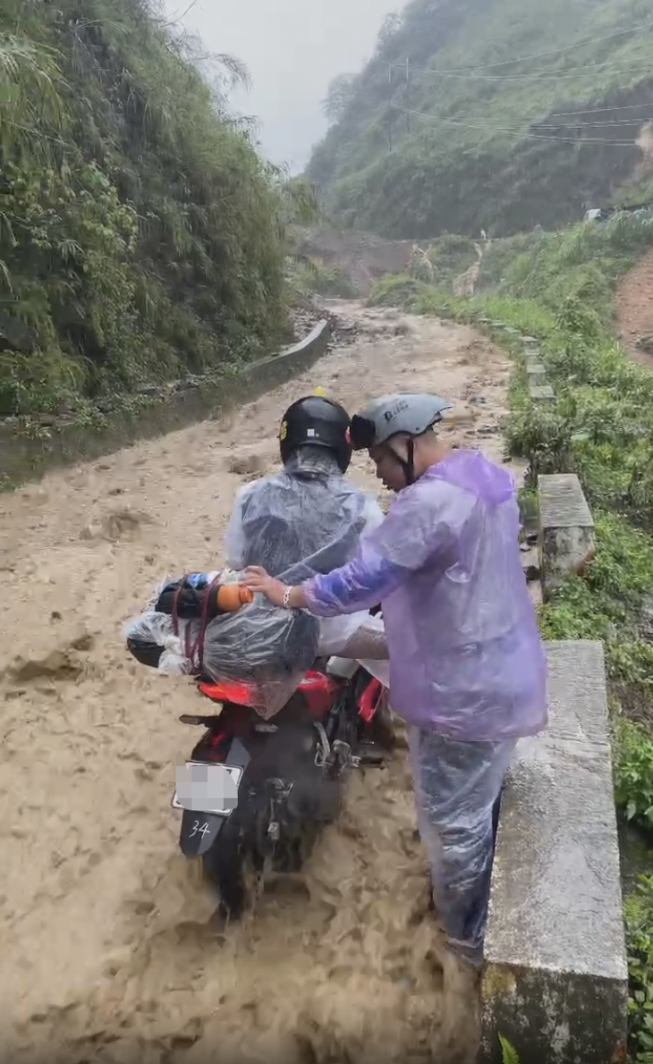 Mưa lũ cuồn cuộn, nhiều khách du lịch nước ngoài kẹt 4 tiếng ở lưng đèo Mã Pì Lèng- Ảnh 2.