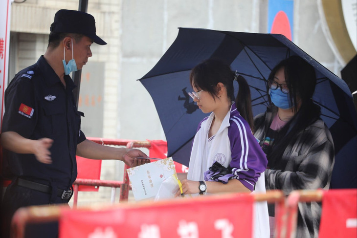 Sicherheitskräfte überprüfen Dokumente von Kandidaten, die am 7. Juni an der Universitätsprüfung teilnehmen – Foto: SCMP