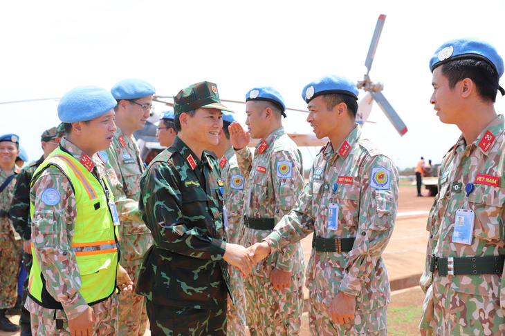 Trung tướng Phạm Trường Sơn - phó tổng tham mưu trưởng Quân đội nhân dân Việt Nam - cùng đoàn công tác liên ngành về Việt Nam tham gia gìn giữ hòa bình Liên Hiệp Quốc đến khu vực Abyei, châu Phi - Ảnh: Đội Công binh số 2 Việt Nam